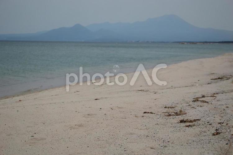 風景　シャボン玉と砂浜 シャボン玉,砂浜,海岸の写真素材