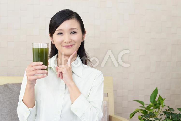 野菜ジュースを持つ笑顔の女性 女性,女,ジュースの写真素材