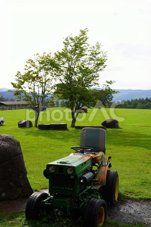 乗用草刈り（2） 長門牧場,自然,風景の写真素材