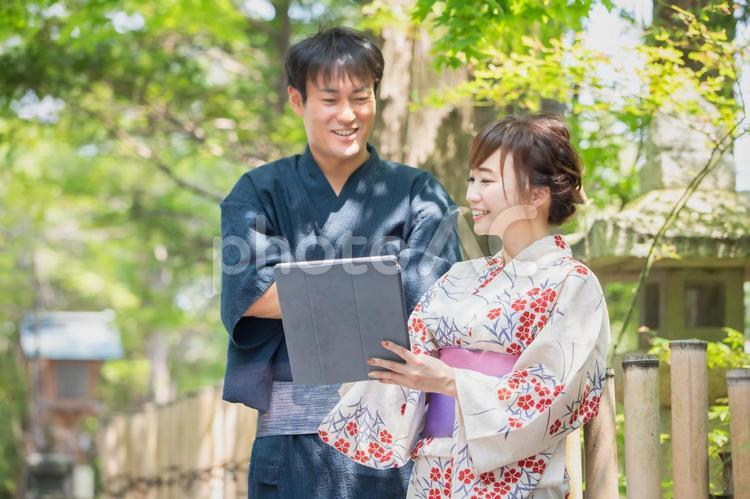 タブレットを使う浴衣姿の男女 浴衣,タブレット,タブレットpcの写真素材