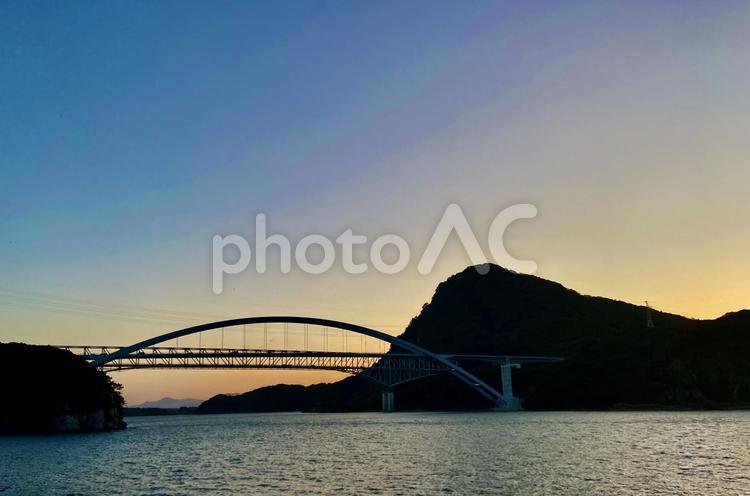 夕暮れどきの海と橋と山 夕日,夕焼け,海の写真素材