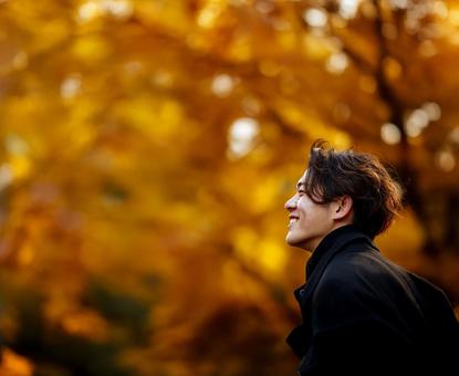 秋の紅葉と男性 秋の紅葉と男性の写真