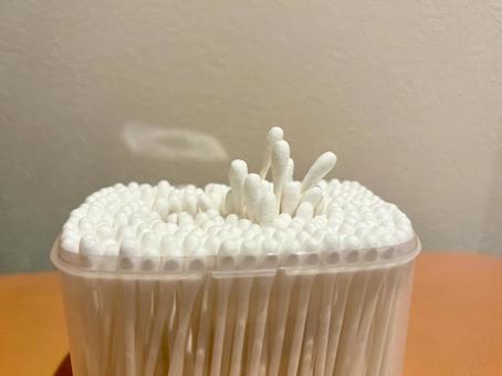 ケースから飛び出す綿棒 ケースから飛び出す綿棒の写真
