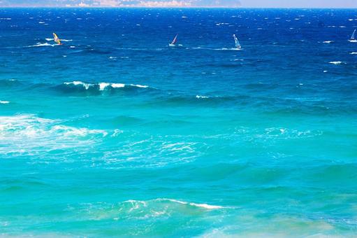 美しい白浜海岸とウィンドサーフィン 美しい白浜海岸とウィンドサーフィンの写真