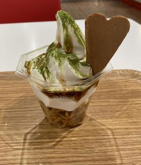 抹茶＆黒みつパフェの写真