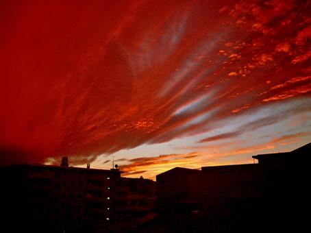 紅蓮の空、静寂の街の写真