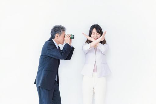 ハラスメントに困る女性社員 ハラスメントに困る女性社員 過剰,ダメ,被害の写真素材