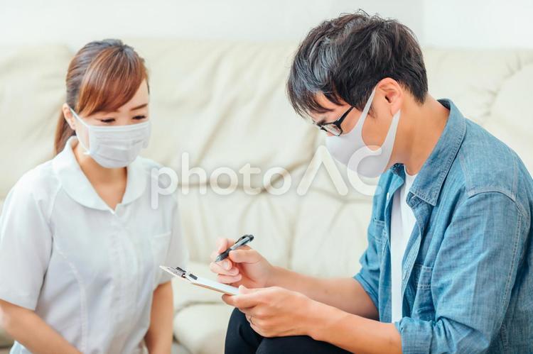 問診する看護師と男性患者 看護師,カウンセリング,問診の写真素材