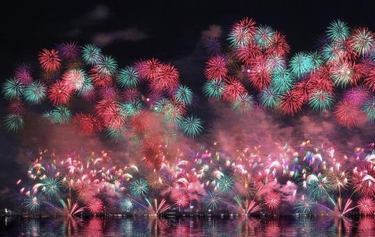 カラフルな湖上打ち上げ花火/松江水郷祭 カラフルな湖上打ち上げ花火/松江水郷祭の写真