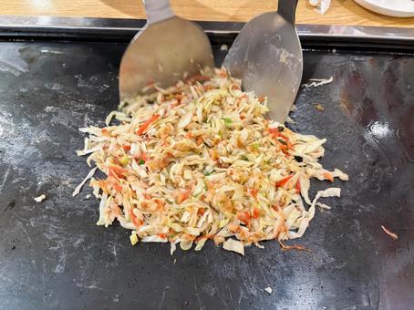 もんじゃ焼きを作っているシーン もんじゃ焼きを作っているシーンの写真