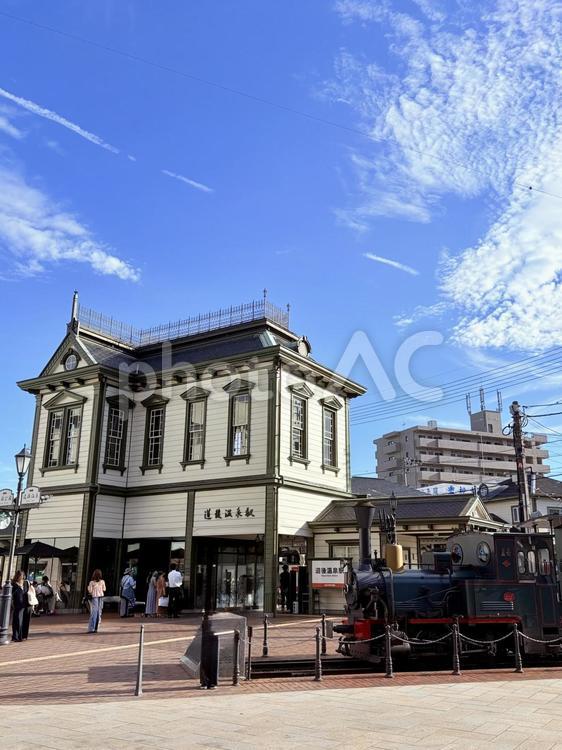 坊ちゃん列車と駅 駅,線路,駅舎の写真素材