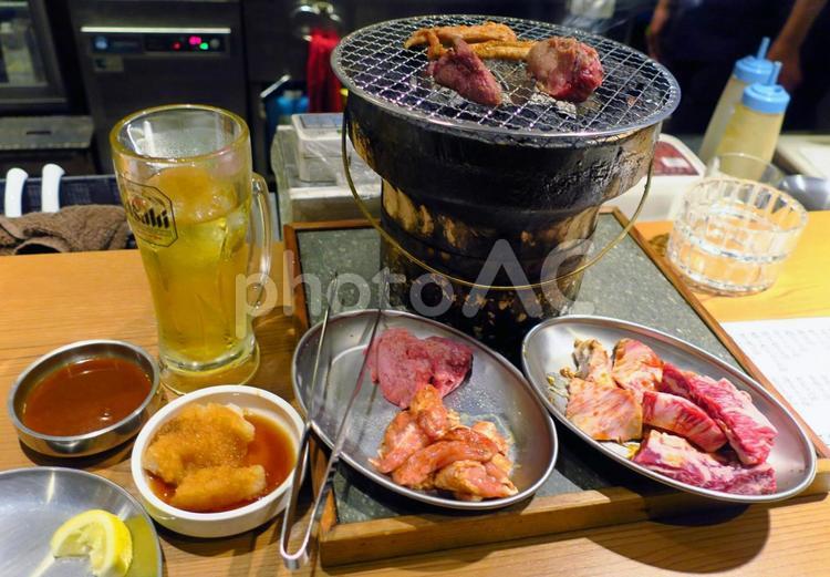 焼肉屋　ひとり焼肉　横写真 焼肉,ひとり焼肉,七輪焼肉の写真素材