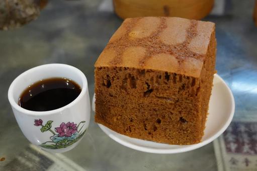 香港の飲茶・馬拉糕とプーアール茶 馬拉糕,マーライコウ,中華カステラの写真素材