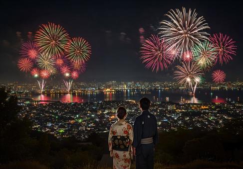 夏の花火を見つめる日本人カップル 夏の花火を見つめる日本人カップル の写真