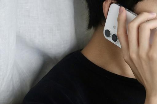 電話をかける男性 電話をかける男性 スマホ,男性,電話の写真素材