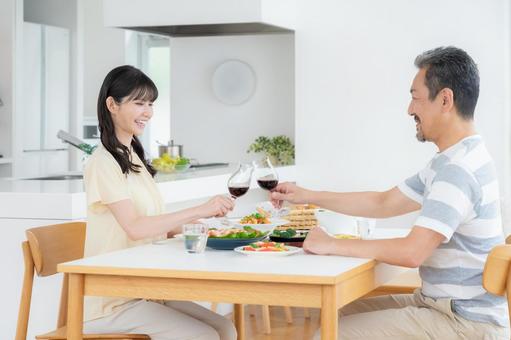 ダイニングで食事をするミドルの夫婦 ダイニングで食事をするミドルの夫婦 食事,家族,夫婦の写真素材