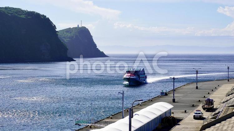 伊豆大島の埠頭から見える高速ジェット船 ジェット船,船,東京の写真素材