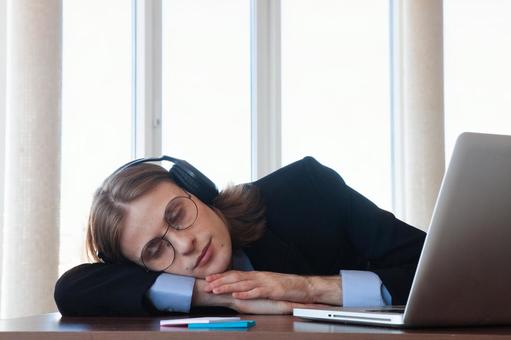 ヘッドホンをしたまま寝ている男性 男性,外国人,寝るの写真素材