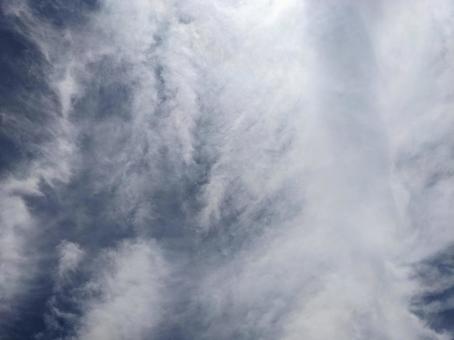 雲で隠れている空 雲で隠れている空の写真