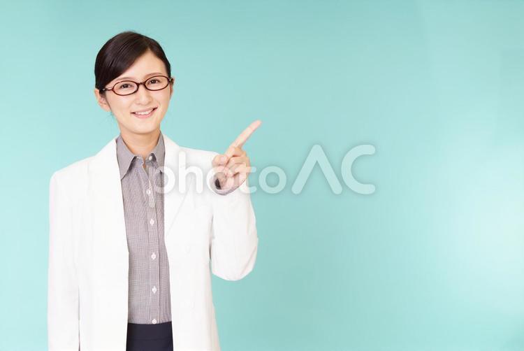 指示する笑顔の女医 日本人,女性,人物の写真素材
