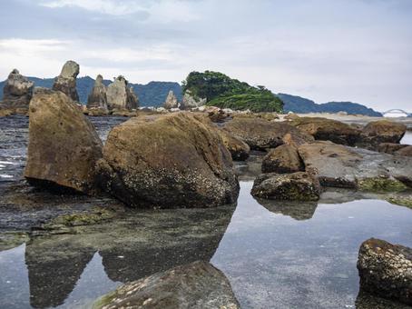 潮溜まりに映る橋杭岩 潮溜まりに映る橋杭岩 橋杭岩,和歌山,奇岩の写真素材