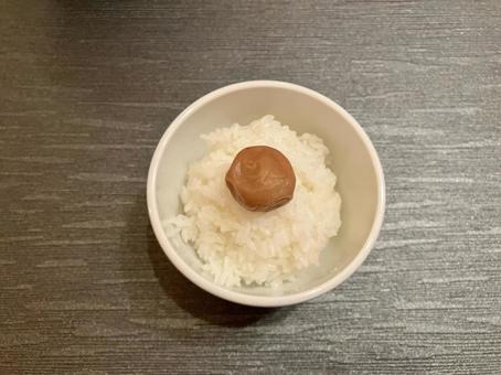 梅干し/白い器/白米/真上から 梅干し/白い器/白米/真上から 梅干し,一粒,白ごはんの写真素材