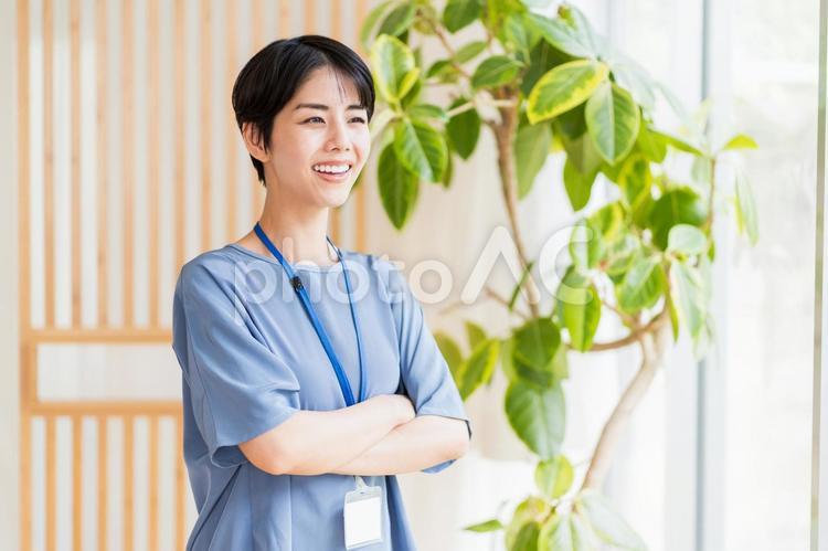腕組みをするビジネスウーマン。 女性,ビジネスウーマン,ビジネスの写真素材