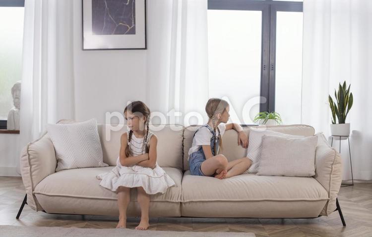 怒ってそっぽ向く姉妹2 姉妹,そっぽ向く,喧嘩の写真素材