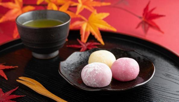 秋の紅葉と和菓子 秋の紅葉と和菓子の写真