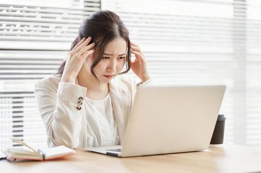 Asian woman holding her head in trouble, امرأة, مرأة العمل, مشكلة, JPG