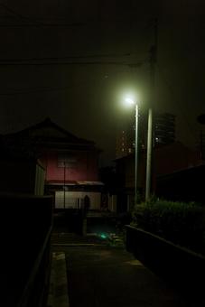深夜の路地 深夜の路地 街灯,深夜,深夜の住宅街の写真素材