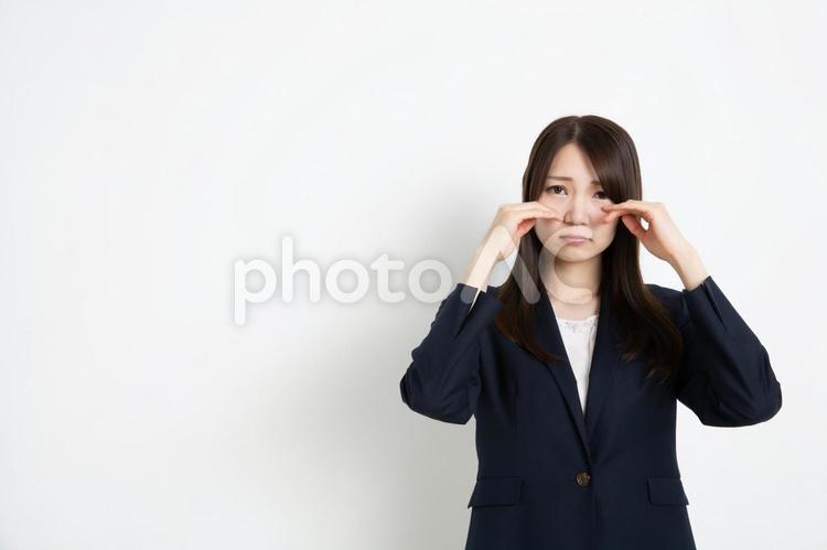 カメラ目線で悲しんでいるビジネスウーマン（コピースペース） ビジネス,女性,スーツの写真素材