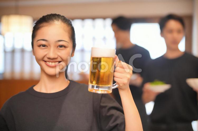 ビールを持つ女性と従業員たち 男女,大学生,バイトの写真素材