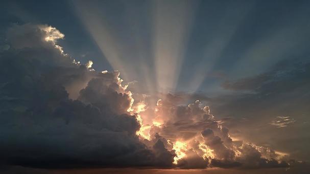 A beautiful sunset with rays of light shining through the clouds, sky, cloud, sunset, JPG