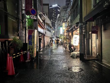 雨に濡れた飲屋街 雨に濡れた飲屋街 飲屋街,飲み屋,居酒屋の写真素材