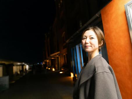 30:帰宅する女性 30:帰宅する女性 夜,帰宅,住宅街の写真素材