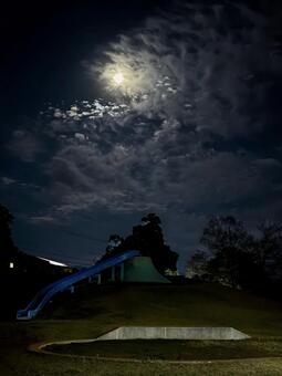 12月の満月と公園の滑り台 コールドムーン,深夜,景色の写真素材