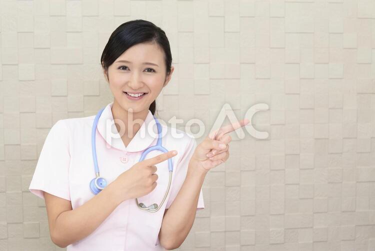 指示する笑顔の看護師 看護師,看護士,看護婦の写真素材