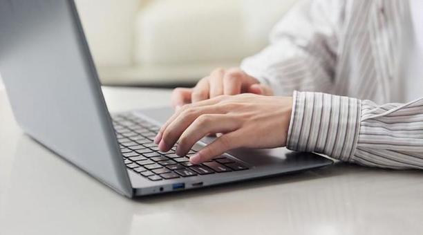 タイピングをするアジア人男性の手元 タイピングをするアジア人男性の手元 タイピング,キーボード,男性の写真素材