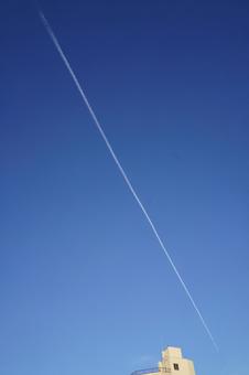 国道一号、西馬込の空、飛行機雲 国道一号、西馬込の空、飛行機雲 飛行機雲,快晴,雲の写真素材