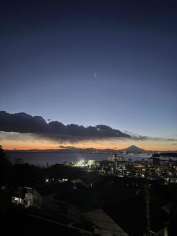 湘南から見た夕暮れ時の富士 湘南から見た夕暮れ時の富士の写真