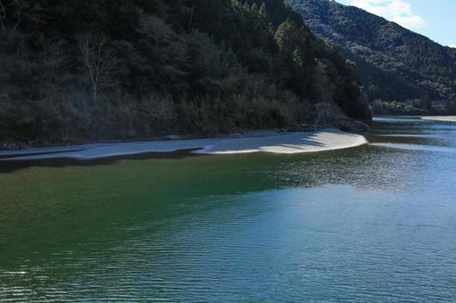 高知県越知町 片岡沈下橋から見た仁淀川 高知県越知町 片岡沈下橋から見た仁淀川の写真