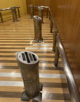 喫煙所 立ち灰皿 手すり 喫煙所 立ち灰皿 手すりの写真