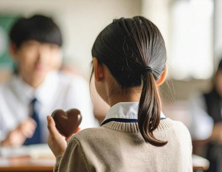 バレンタインチョコを緊張して持つ女の子の写真