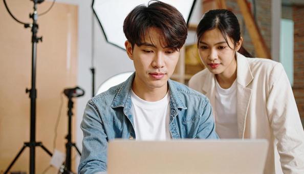 撮影スタジオでパソコンに映る写真を確認の写真