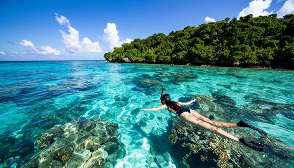 海でシュノーケリングをする女性の写真