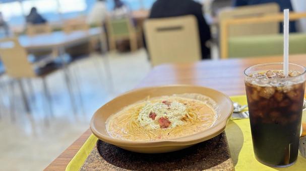 モッツァレラチーズとトマトのカルボナーラ カルボナーラ,スパゲッティ,麺の写真素材