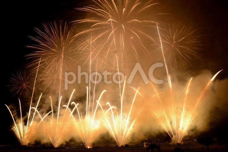 煙に隠れる打ち上げ花火07 打ち上げ花火,花火,長岡花火の写真素材