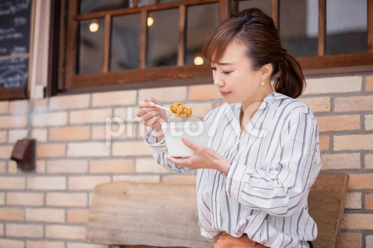 カジュアルビジネスの会社員 ランチ,食べる,カレーライスの写真素材