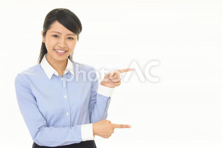 指示する笑顔のビジネスウーマン 女性,ビジネスウーマン,女の写真素材